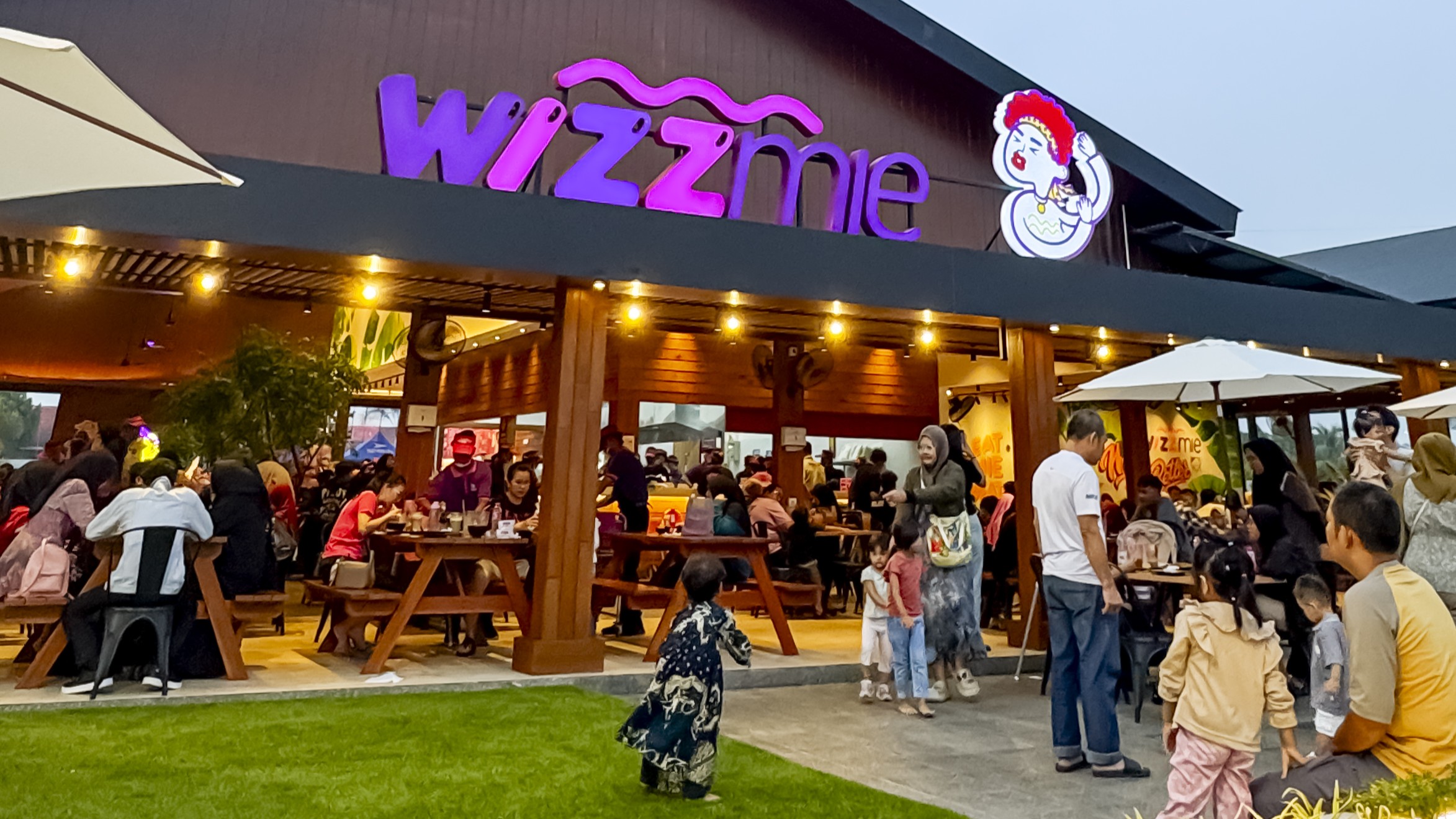 Pengunjung Wizzmie Surabaya